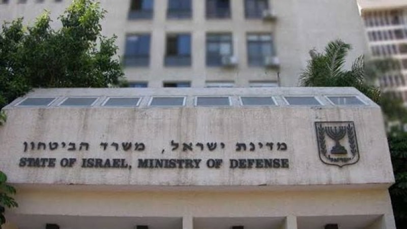 جندي إسرائيلي يلقي قنبلة على مبنى وزارة الدفاع
