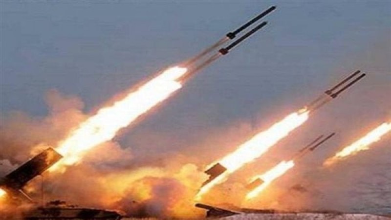 الحوثيون يطلقون 9 طائرات مسيّرة وصاروخًا باليستيًا علي البحر الأحمر