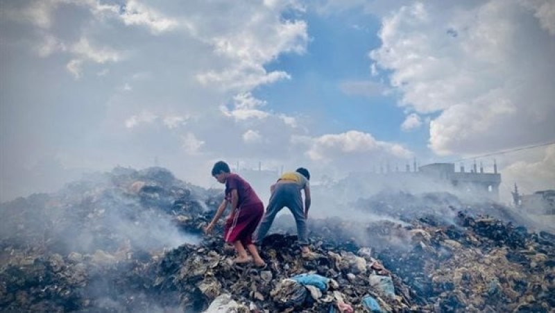 330 ألف طن.. الأونروا تحذر من تراكم النفايات في غزة