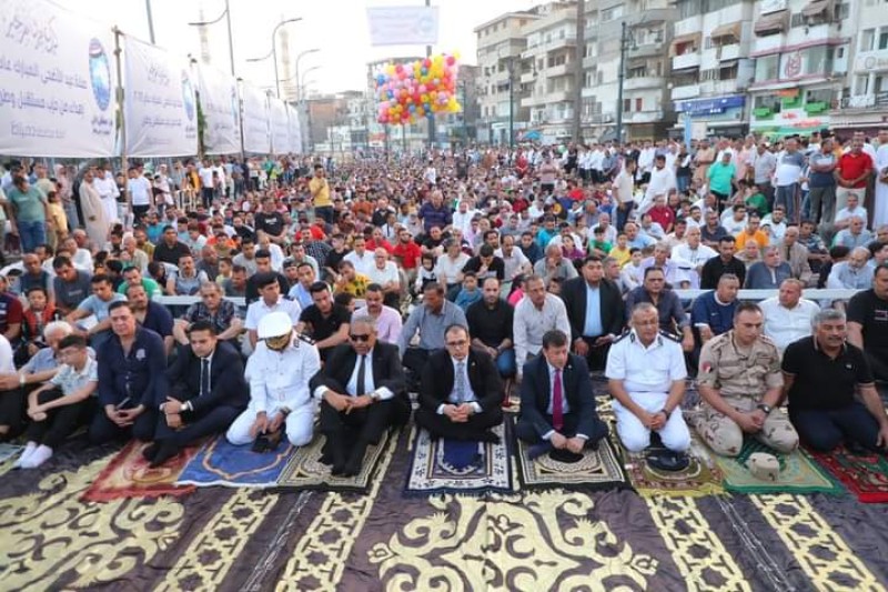 الآلاف أدوا شعائر صلاة عيد الأضحى المبارك بساحة ميدان الساعة بمدينة دمياط