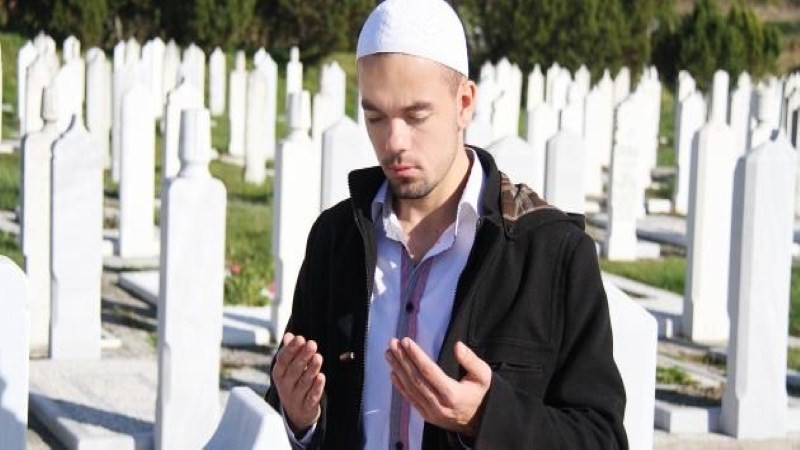 ماذا يحدث عند زيارة قبر الوالدين كل جمعة وقراءة القرآن لهما؟