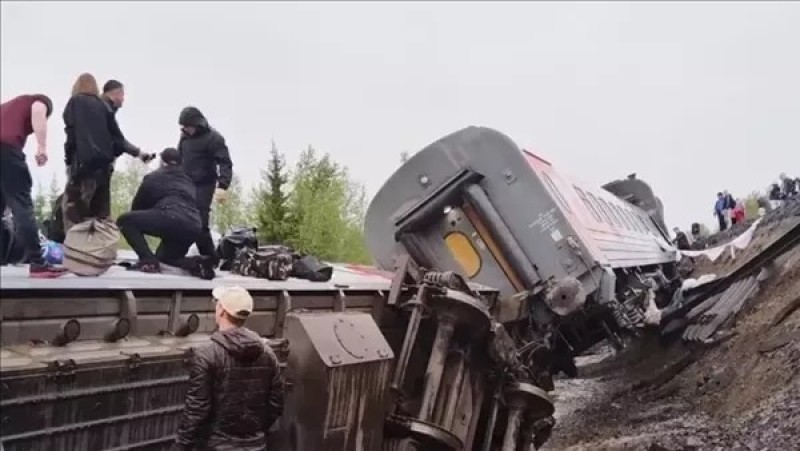 خروج 9 عربات من قطار ركاب عن مسارها في كومي الروسية (فيديو)