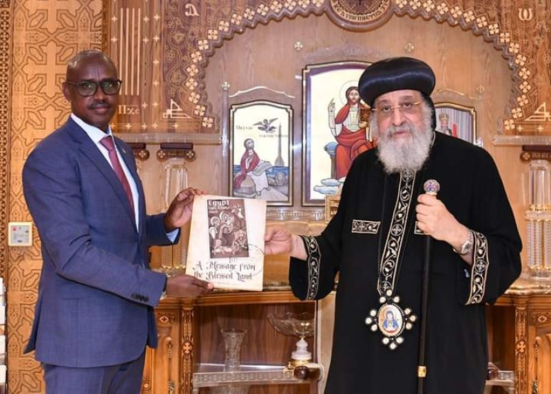 قداسة البابا أثناء استقباله سفير رواندا بالقاهرة 