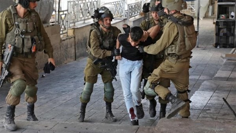 الاحتلال الإسرائيلي يعتقل 20 فلسطينيا من الضفة الغربية
