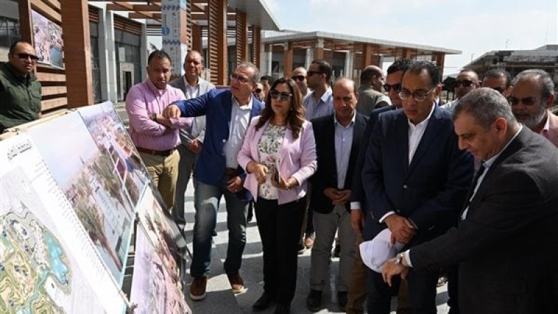 رئيس الوزراء يتفقد مشروع إعادة إحياء حديقة الأزبكية التراثية