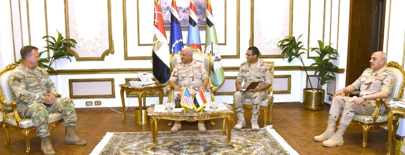 الفريق أول عبد المجيد صقر يلتقى قائد القيادة المركزية الأمريكية بمصر ” صور ”