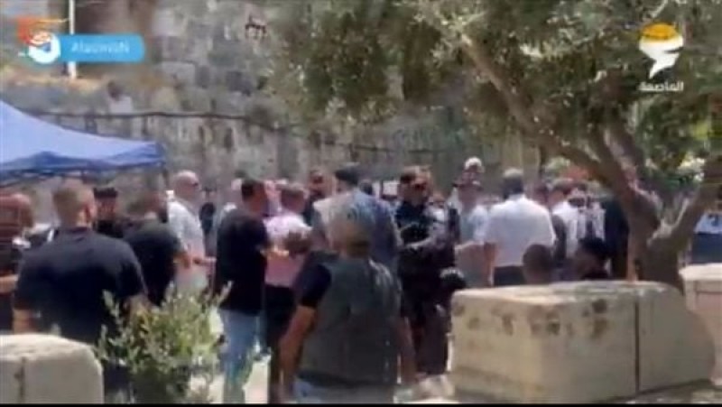 قوات الاحتلال الإسرائيلي تعتدي على الفلسطينيين وتمنعهم من دخول المسجد الأقصى