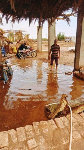 غرق منازل المواطنين بقري الاربعين بسبب مياه الأمطار الغزيرة بالوادي الجديد