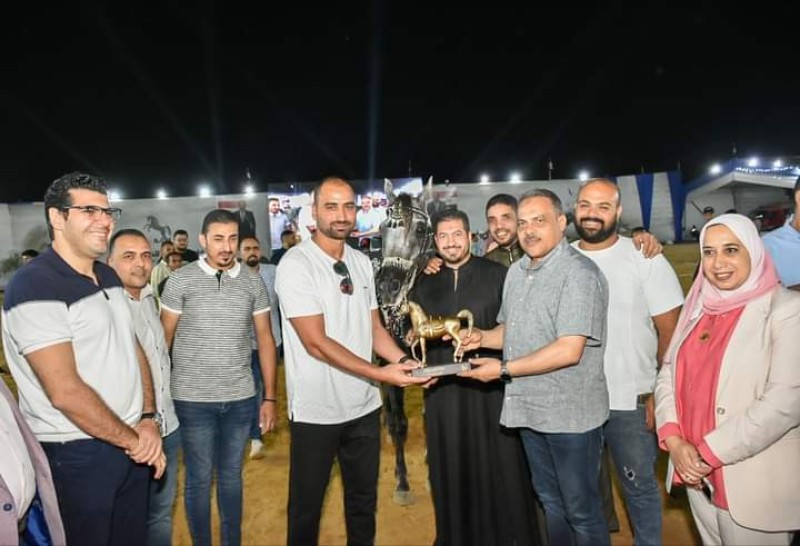 مجسمات لحصان جامح جوائز الفائزين في مسابقة تراث أدب الخيل بمهرجان الشرقية للخيول العربية