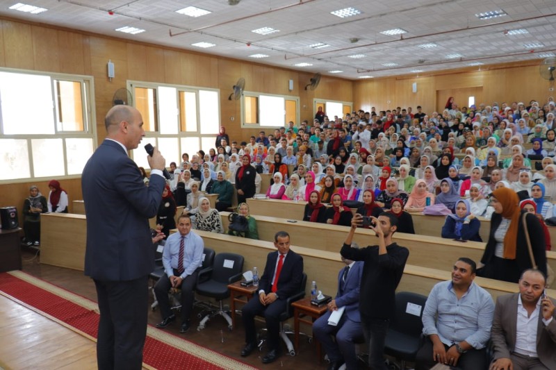 رئيس جامعة دمنهور يطمن على انتظام الدراسة ويهنئ الطلاب ببدء العام الجامعي الجديد” صور ”