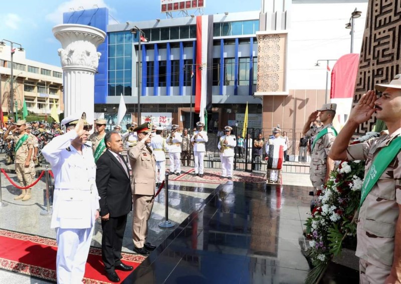 احتفالا بإنتصارات اكتوبر..محافظ الشرقية يضع إكليلاً من الزهور على النصب التذكاري للشهداء