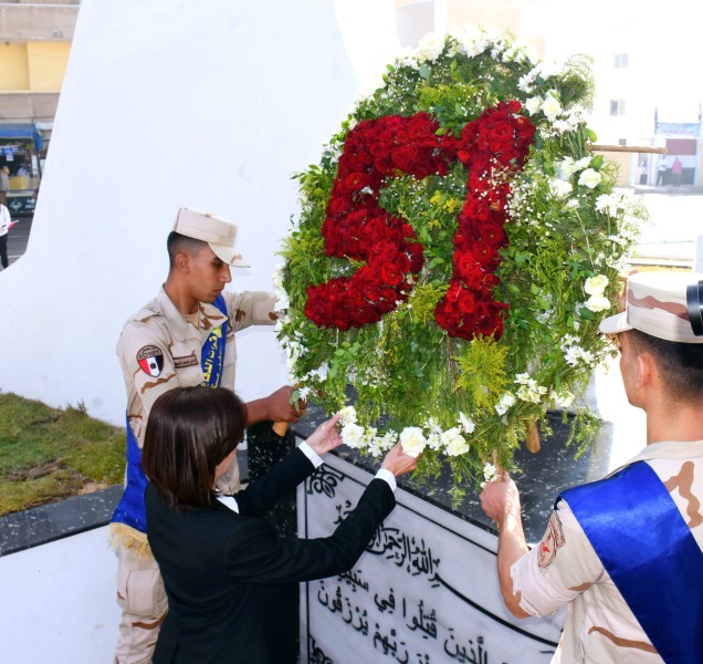 محافظ البحيرة تضع إكليلاً من الزهور النصب التذكاري للجندي المجهول بدمنهور.