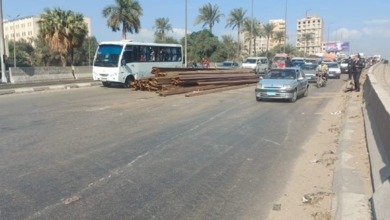 إعادة الحركة المرورية إلى طبيعتها على طريق قليوب بعد انقلاب حمولة حديد