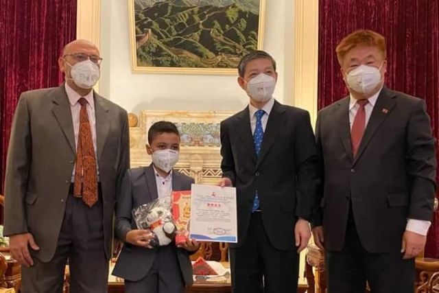 السفير الصيني بالقاهرة يمنح شهادة تكريم لطفل مصري