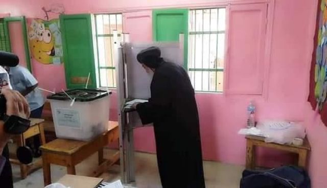 مطران أسوان يدلى بصوته فى انتخابات مجلس النواب 