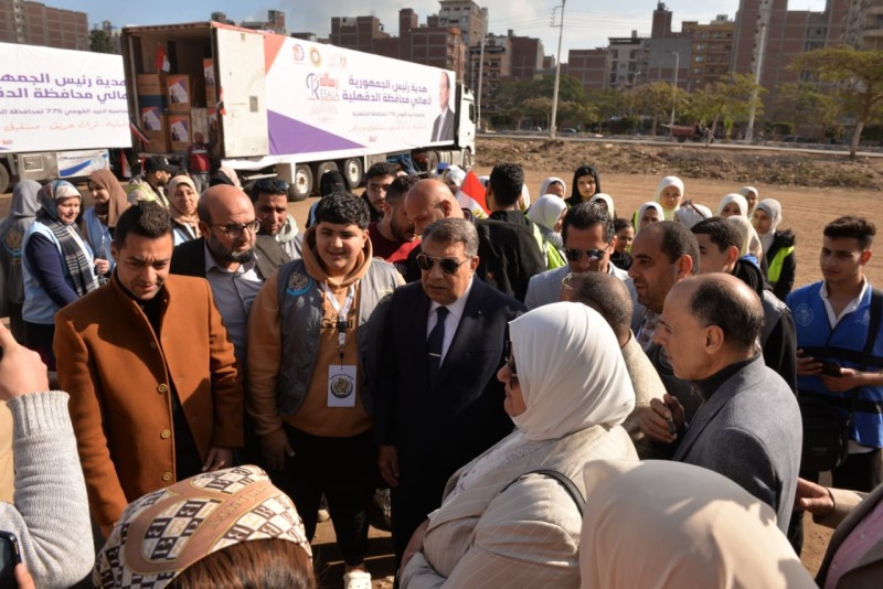 المحافظ يوزع 16 ألف كرتونة مواد غذائية وأجهزة عرائس .. هدية الرئيس السيسي لأهالي الدقهلية بمناسبة احتفالاتها بعيدها القومي