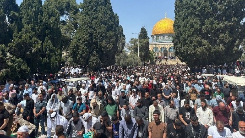 90 ألفا يؤدون صلاة الجمعة الأولى من رمضان بالمسجد الأقصى