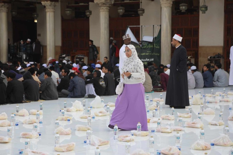 «مائدة عالمية» .. الجامع الأزهر يقدم 5 آلاف وجبة إفطار للوفدين في ثامن أيام رمضان