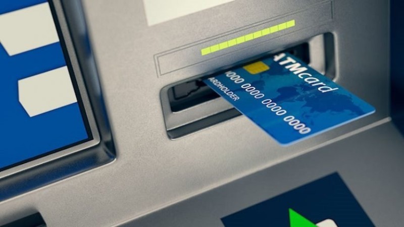 ماذا تفعل إذا سحبت ماكينة الصراف الآلي ATM بطاقتك؟