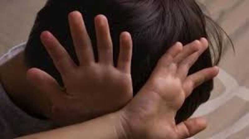 ذئب في زي حارس.. والبراءة تُغتصب في وضح النهار