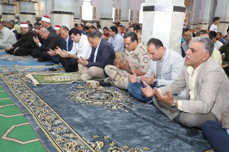 محافظ الشرقية يؤدي صلاة الجمعة ويؤكد على أهمية الإتقان في العمل