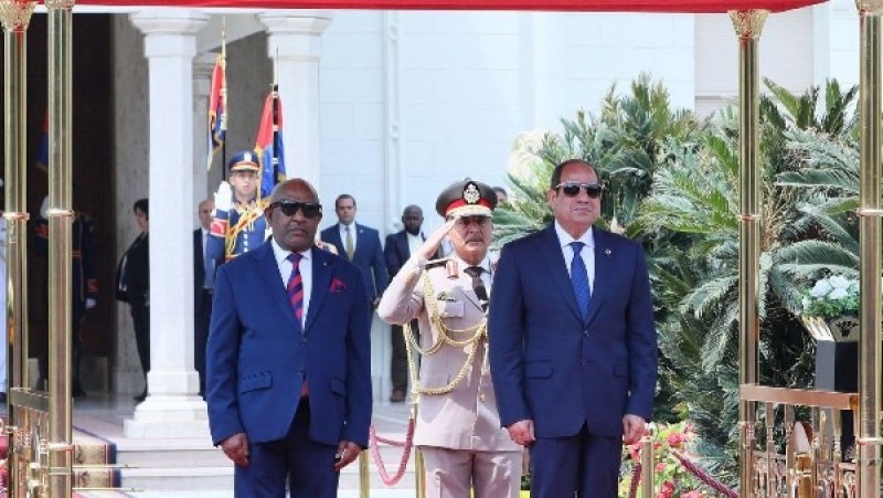شاهد.. السيسي يستقبل رئيس جمهورية القُمر المتحدة