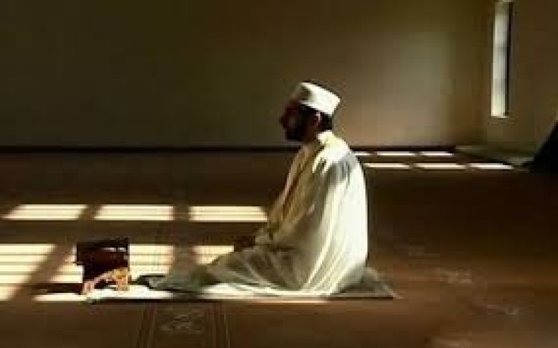 حكم من يؤخر صلاة العشاء إلى منتصف الليل