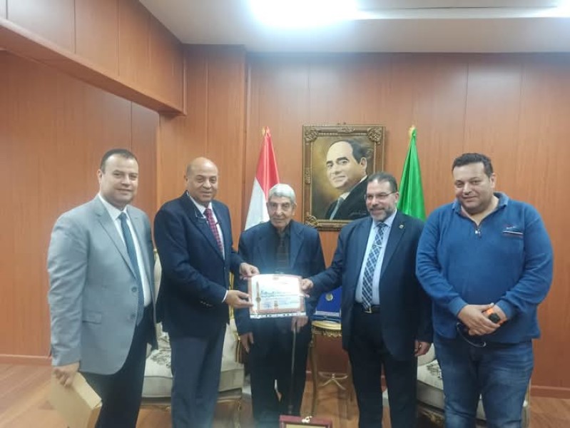 ”الرشيدي” يكرم الطالبة الفائزة بالمركز الثاني جمهورى بمسابقة الإنفوجرافيك من أبناء التعليم الفني بالدقهلية