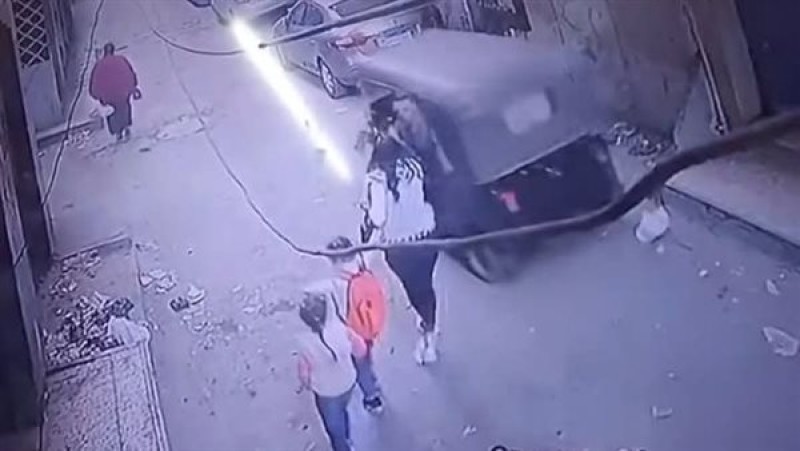الأم تصرخ: اختطاف طفل في الشارع والخاطف هو الأب