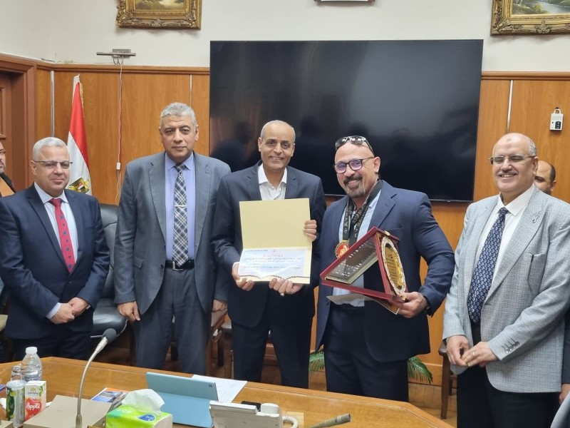 تكريم بطل العالم عمرو السواح بشركة توزيع كهرباء الإسكندرية