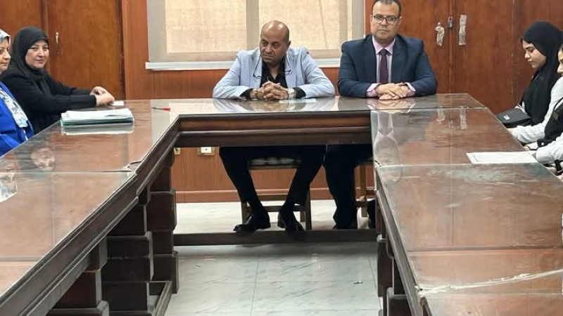 الرشيدي يكرم طلاب التعليم الفني المشاركين في تجديد وصيانة الجداريات