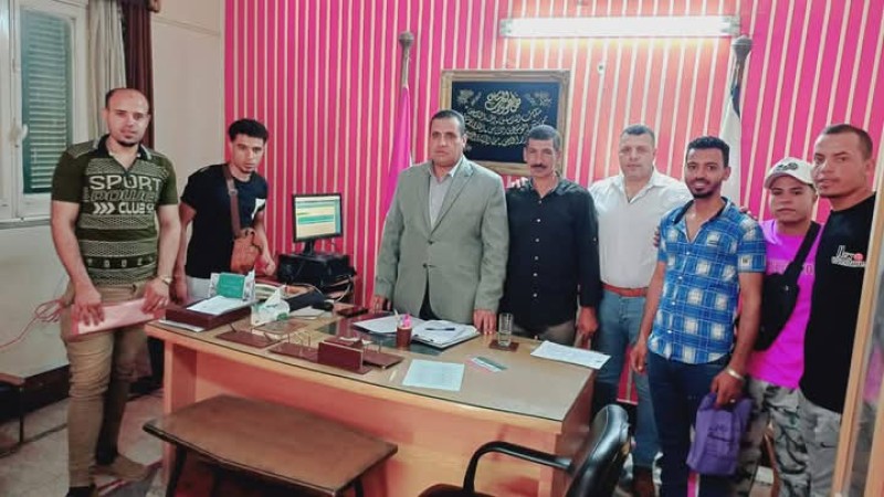 وكيل وزارة العمل ببني سويف يُسلم عقود عمل لشباب من المحافظة للعمل في مجال الزراعة بالأردن