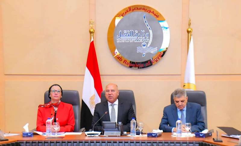 نائب رئيس الوزراء يبحث آليات تقديم خدمة جمع المخلفات الصلبة من السفن العابرة لقناة السويس