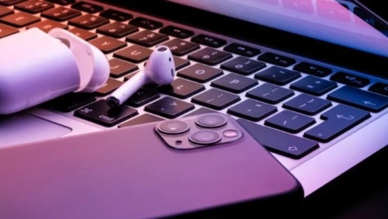 مراقبة خفية.. كيف يمكن لـ سماعات AirPods تتبع تحركاتك سرا ؟