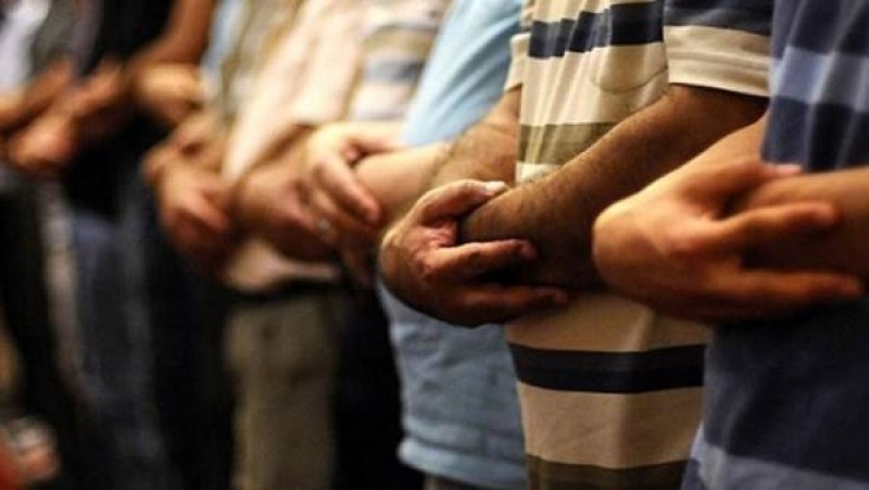 حكم رفع اليدين عند كل تكبيرة في صلاة الجنازة