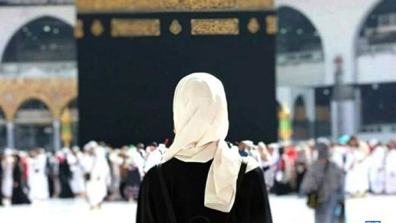 هل يجوز سفر المرأة للحج بدون مَحْرَم؟