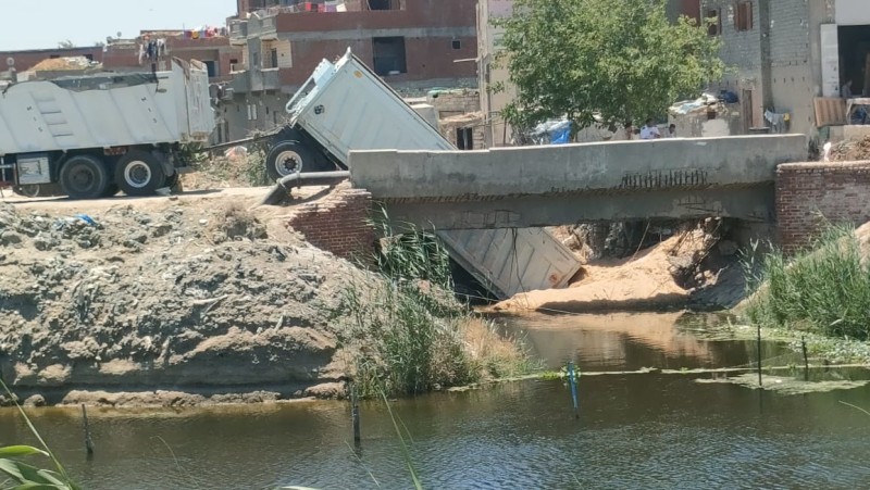 كوبري العبد بالبحيرة يتعرض لإنهيار جزئي بسبب سيارة نقل ثقيل