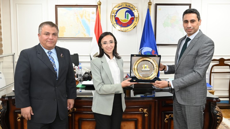 محافظ البحيرة تستقبل مساعد وزير التنمية المحلية وتكرّم مديري الشئون المالية والتعاقدات