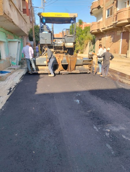 كوم حمادة تشهد أعمال تطوير طريق العيايشة ضمن خطة المحافظة