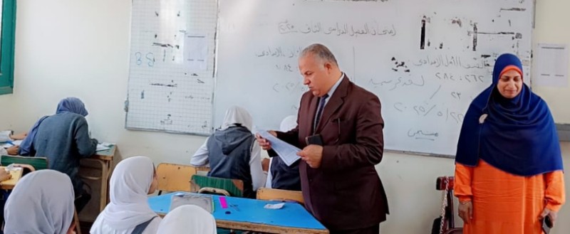 وكيل تعليم الفيوم  في جولة ميدانية لمتابعة امتحانات النقل ويشيد بانضباط اللجان الامتحانية