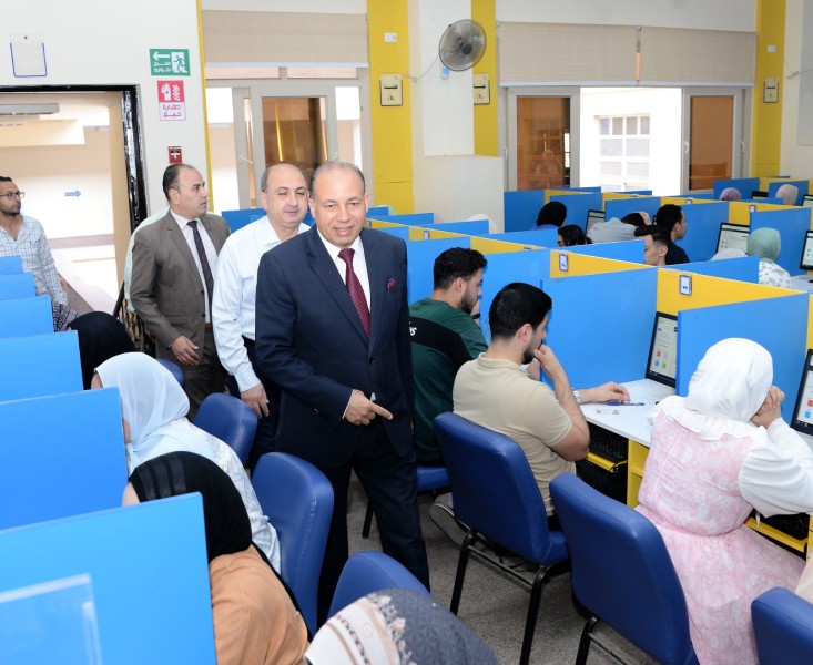 رئيس جامعة المنصورة يتفقد لجان الامتحانات بكليات الحقوق وطب الأسنان والهندسة والطب البيطري