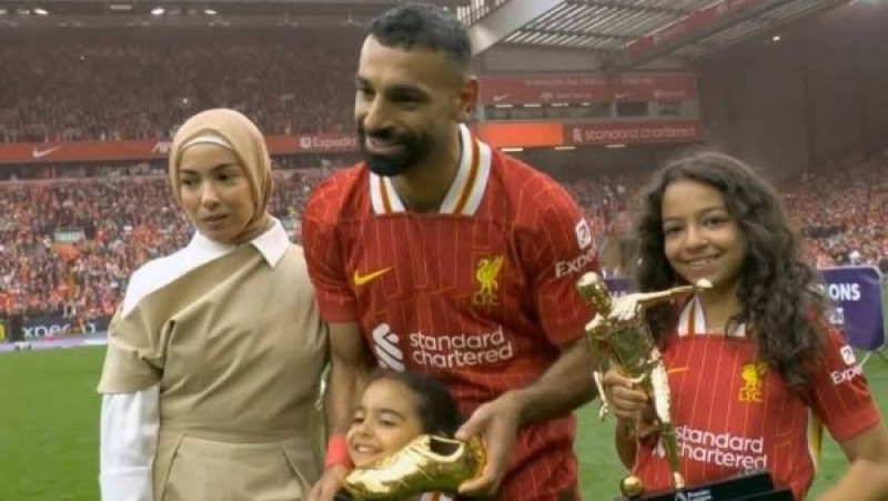 محمد صلاح يحتفل مع عائلته بحصد جوائز الدوري الإنجليزي