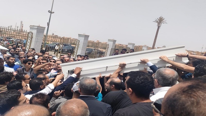انهيار زوجة أحمد الدجوي أثناء تشييع جثمانه