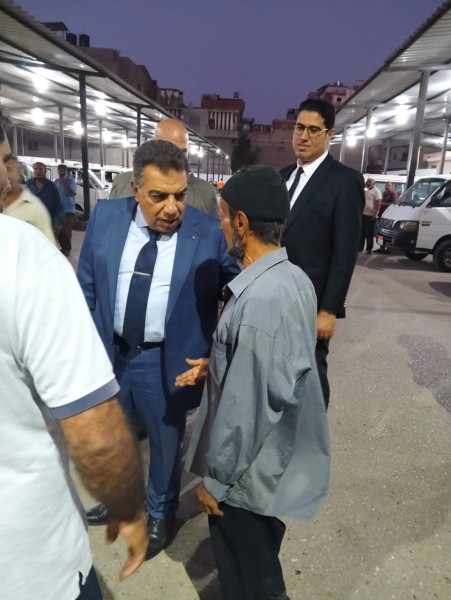 في زيارة ليليلة مفاجئة .. محافظ الدقهلية يتفقد موقف دكرنس العمومي