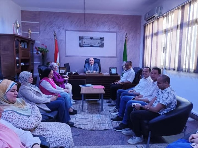 وكيل وزارة الصحة يعقد اجتماعًا مع فريق إدارة العلاج الحر بمديرية الصحة بالقليوبية