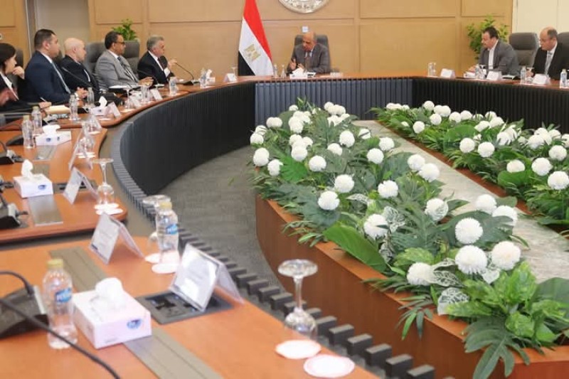 وزير الكهرباء والطاقة المتجددة يسلّم شهادات تأهيل 4 مشروعات لإنتاج الطاقة المتجددة وبيعها لمستهلكين صناعيين
