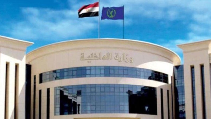 الداخلية تكشف حقيقة مساومة موظف وضابطي شرطة لشخص بالقاهرة
