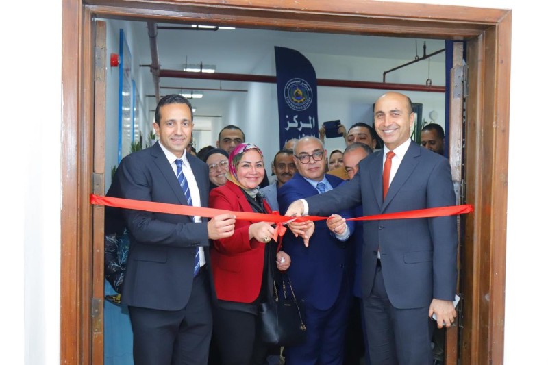 رئيس جامعة دمنهور يفتتح المركز الهندسي بكلية الهندسة