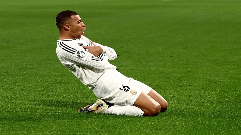 لا تطلب منه اللعب مثل ميسي.. بلاتيني يحذر تشابي ألونسو بشأن مبابي