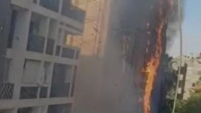 إخلاء السكان.. محاولات لإخماد حريق عقار في ميدان لبنان